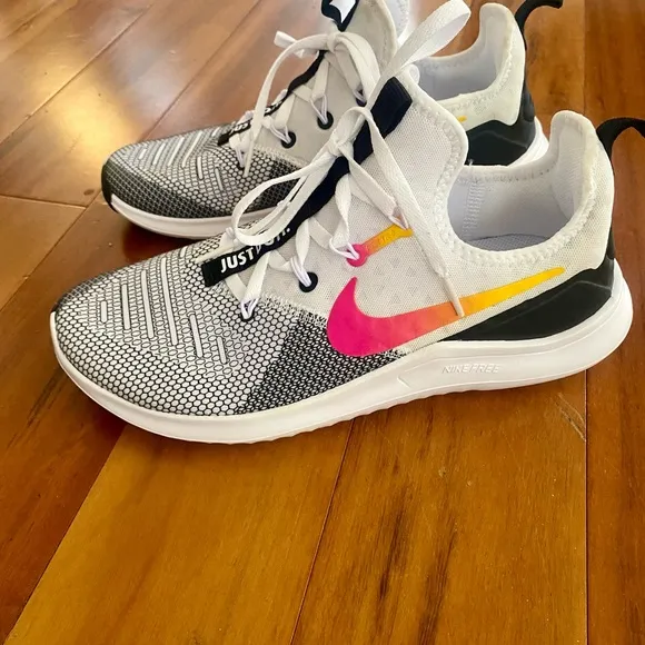 NEW Nike Womens Free TR 8 Athletic Workout Running Sneakers Black WhiteFuchsia