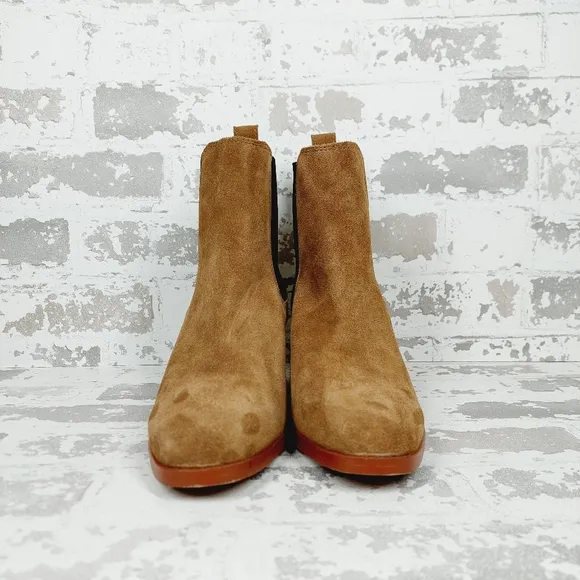 NEW Steve Madden Rhiannon Chelsea Brown Suede Block Heel Ankle Boots V336