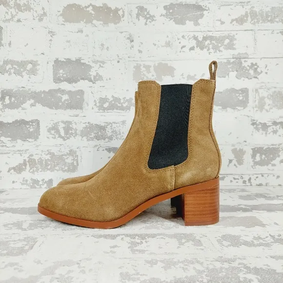 NEW Steve Madden Rhiannon Chelsea Tan Suede Block Heel Ankle Boots D614