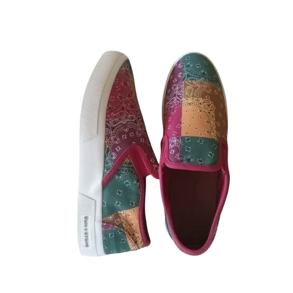 New SUN   STONE Men's Reins Bandana Print Slip-on Sneakers