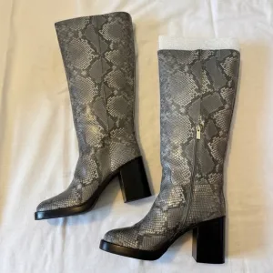 NEW Vince Camuto 11 Gibi Gray Snakeskin Wide Calf Boots ~ Snake Block Heel