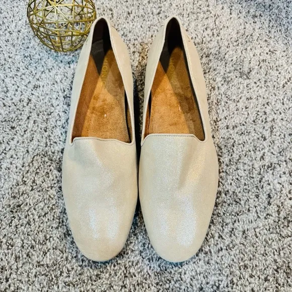 NEW- Vionic Willa II Cream Flats Metallic Gold Women’s Size 12