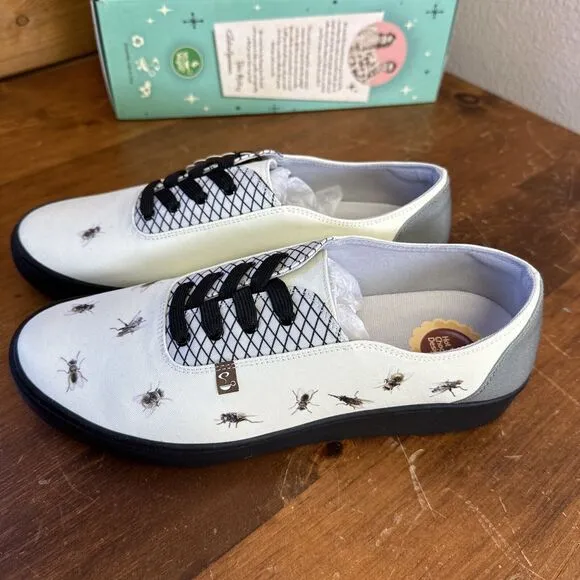 NIB Hot Chocolate Designs Buzzing Bee 11 lace Up Sneaker Shoes Whimsical Nature