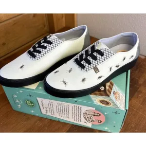 NIB Hot Chocolate Designs Buzzing Bee 11 lace Up Sneaker Shoes Whimsical Nature