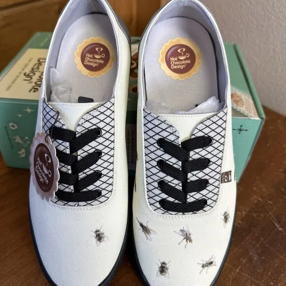 NIB Hot Chocolate Designs Buzzing Bee 11 lace Up Sneaker Shoes Whimsical Nature