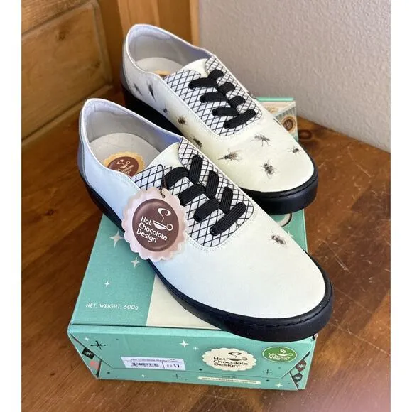NIB Hot Chocolate Designs Buzzing Bee 11 lace Up Sneaker Shoes Whimsical Nature