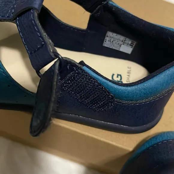 NIB- UGG - toddler 10 &amp; 12