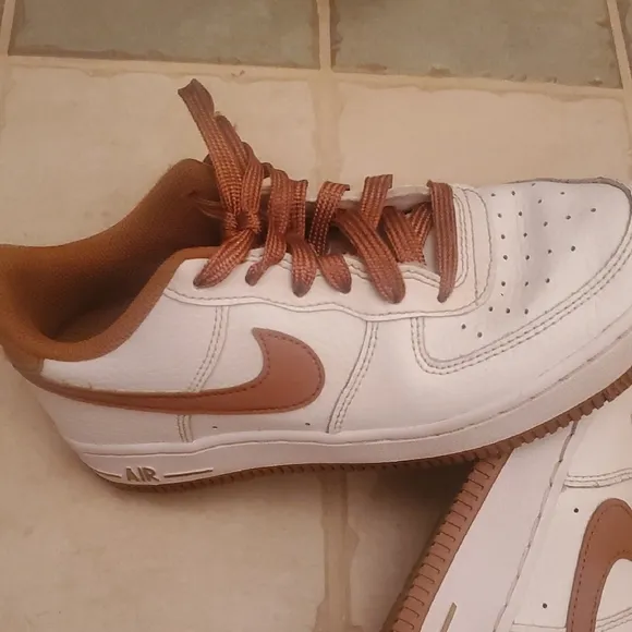 Nike Air Force 01 Boys Sneakers in White and Pecan