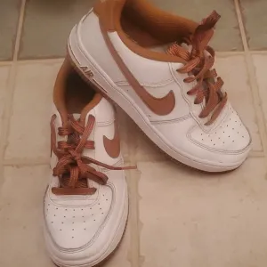 Nike Air Force 01 Boys Sneakers in White and Pecan
