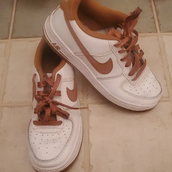 Nike Air Force 01 Boys Sneakers in White and Pecan