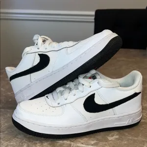 NIKE Air Force 1 Size 5Y/WNS 6.5
