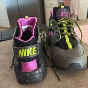 Nike Air Huarache Black and Pink Sneakers like new Women’s size 9 😍