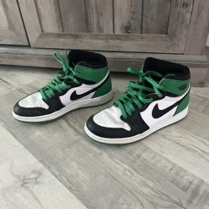 Nike Air Jordan 1 High OG Youth 6.5Y GS &quot;Lucky Green&quot; Sneakers FD1437-031