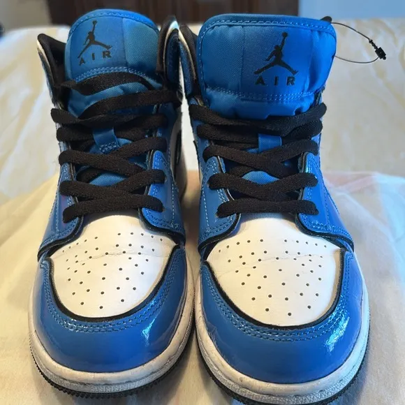 Nike Air Jordan 1 Mid signal Blue , 4.5Y , very Minty , $55