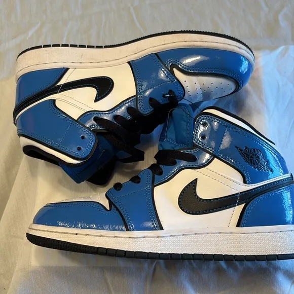 Nike Air Jordan 1 Mid signal Blue , 4.5Y , very Minty , $55
