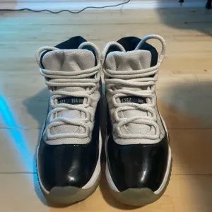 Nike Air Jordan 11 Retro Concord 2018 Size 9.5 378037-100 Black White Purple XI