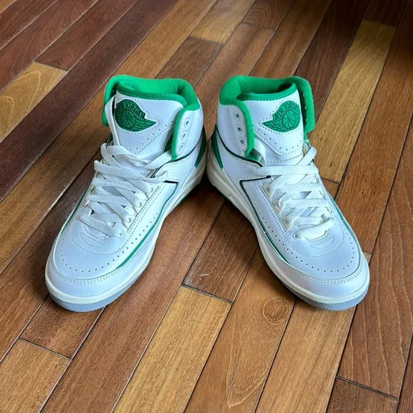 Nike Air Jordan White and Green High-Tops Never worn Size 4Y