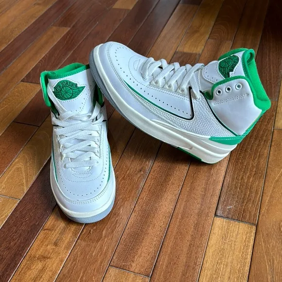 Nike Air Jordan White and Green High-Tops Never worn Size 4Y