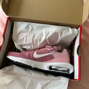 Nike Air Max Intrlk Lite GS in Pink and White