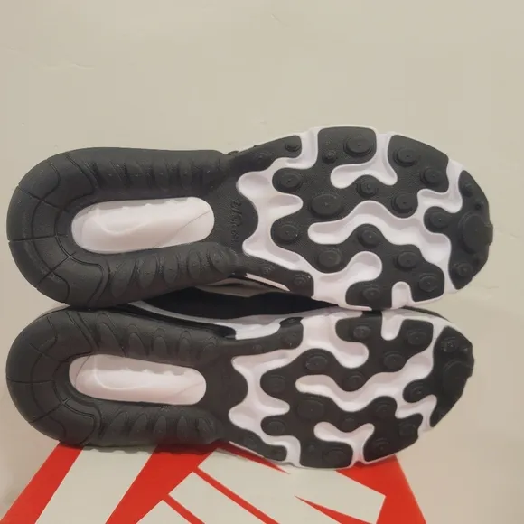 Nike Air Max Kids 270 React Low Black/White BQ0103 009 size 6Y