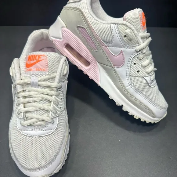 Nike Air Max White Sneakers Women’s size 6.5 pre owned Exellent condition.