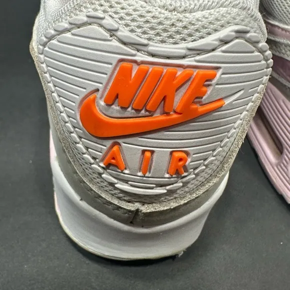 Nike Air Max White Sneakers Women’s size 6.5 pre owned Exellent condition.