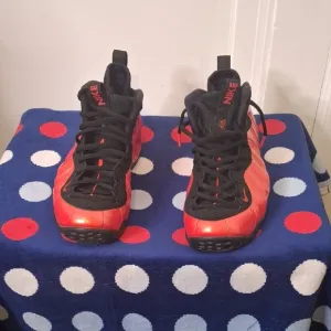 Nike Foamposite Men Size 11 Red And Black Sneakers