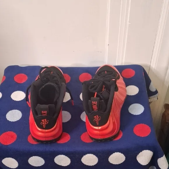 Nike Foamposite Men Size 11 Red And Black Sneakers