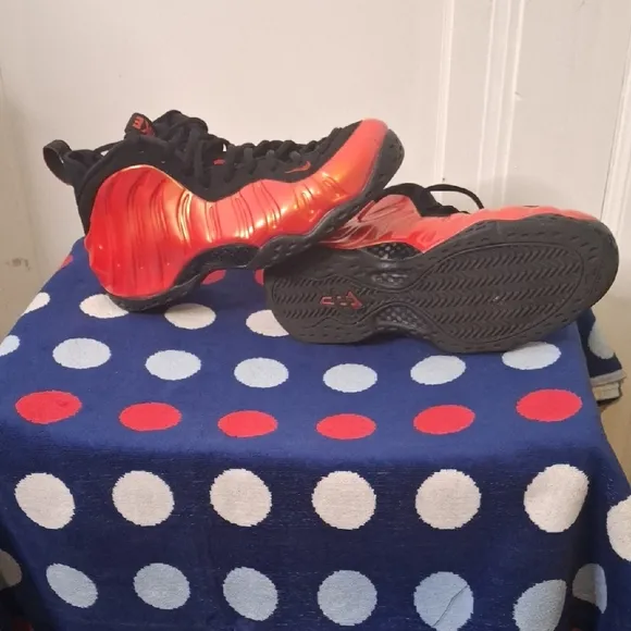 Nike Foamposite Men Size 11 Red And Black Sneakers