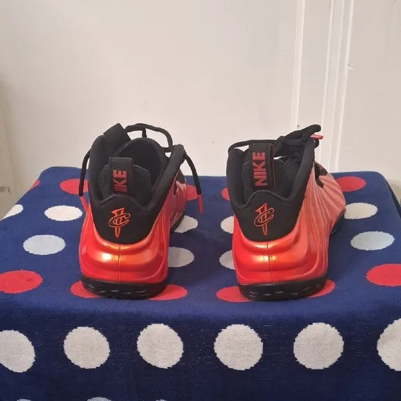Nike Foamposite Men Size 11 Red And Black Sneakers