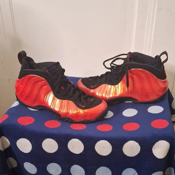 Nike Foamposite Men Size 11 Red And Black Sneakers