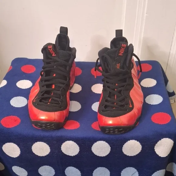 Nike Foamposite Men Size 11 Red And Black Sneakers