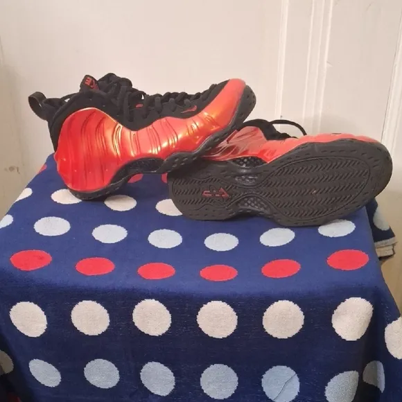 Nike Foamposite Men Size 11 Red And Black Sneakers