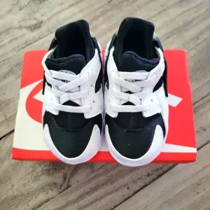 NIKE Huarache Run ....5C