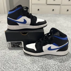 Nike Kids' Black and Blue Sneakers