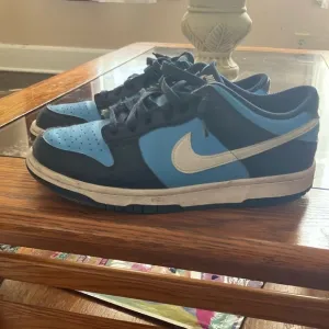 Nike Kids Blue and Black Sneakers size 6/6.5