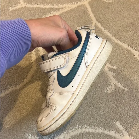 Nike Kids Court borough low White and Blue Sneakers