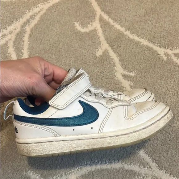 Nike Kids Court borough low White and Blue Sneakers