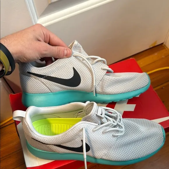 Nike Kids' White and Teal Sneakers Calypso Roshe Runs