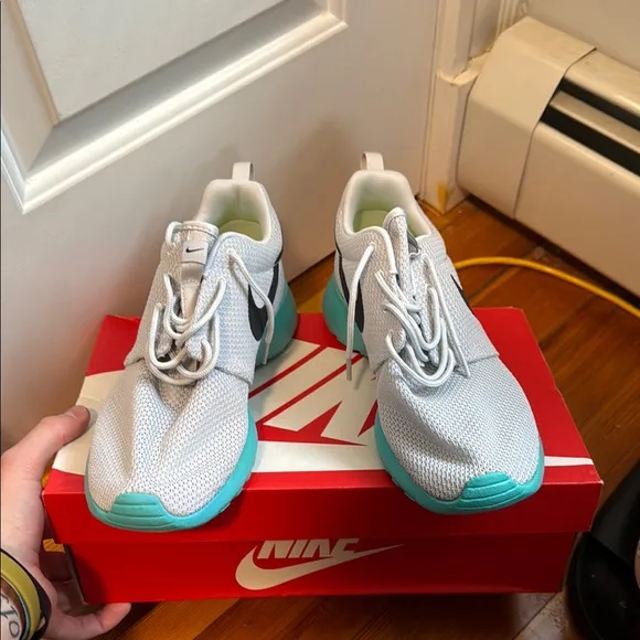Nike Kids' White and Teal Sneakers Calypso Roshe Runs