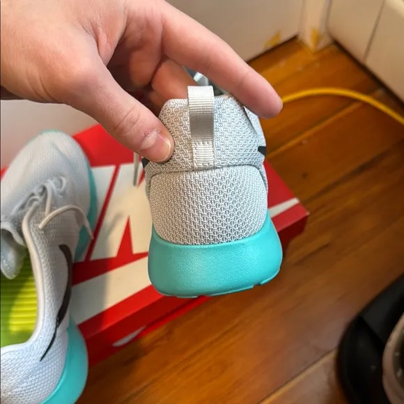 Nike Kids' White and Teal Sneakers Calypso Roshe Runs