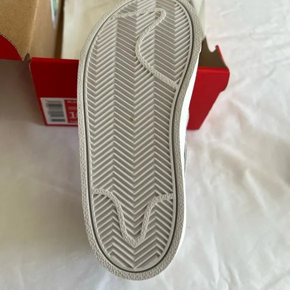 Nike Kids White and Yellow SneakersBlazer mid 77 BT
