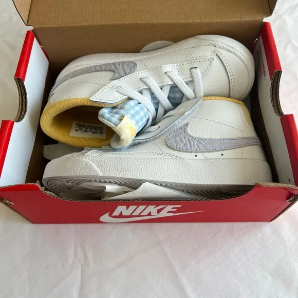 Nike Kids White and Yellow SneakersBlazer mid 77 BT