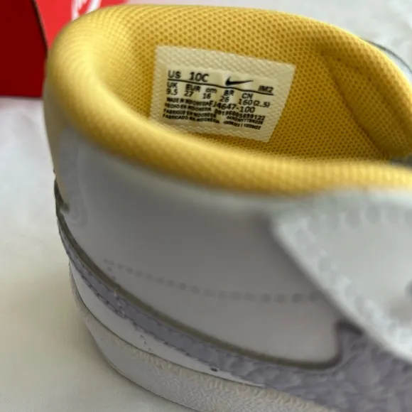 Nike Kids White and Yellow SneakersBlazer mid 77 BT