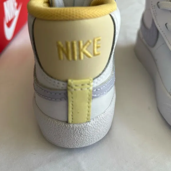 Nike Kids White and Yellow SneakersBlazer mid 77 BT