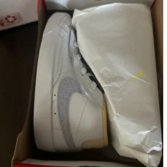 Nike Kids White and Yellow SneakersBlazer mid 77 BT