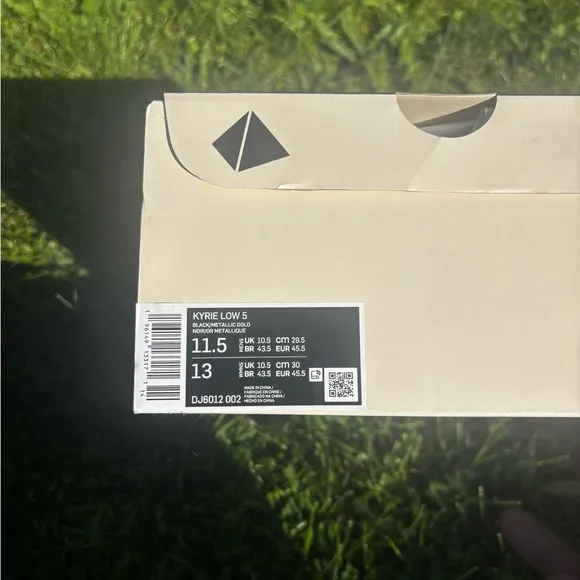 Nike Kyrie Low 5 Sneakers - Black and White