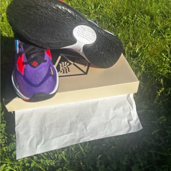 Nike Kyrie Low 5 Sneakers - Black and White
