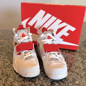 Nike trainer huarache White and Red Sneakers EUC 10.5