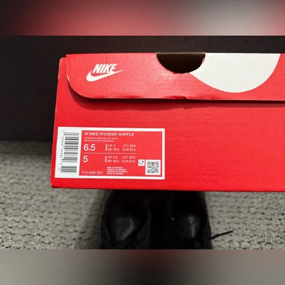 Nike Women Phoenix Sneakers